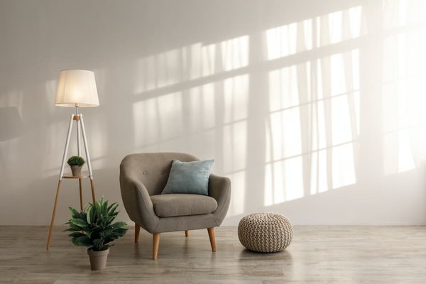 Quelles sont les meilleures idées de décoration avec des lampes industrielles sur pied ?