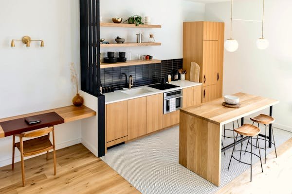 Idées tendance pour une déco cuisine moderne en noir et bois